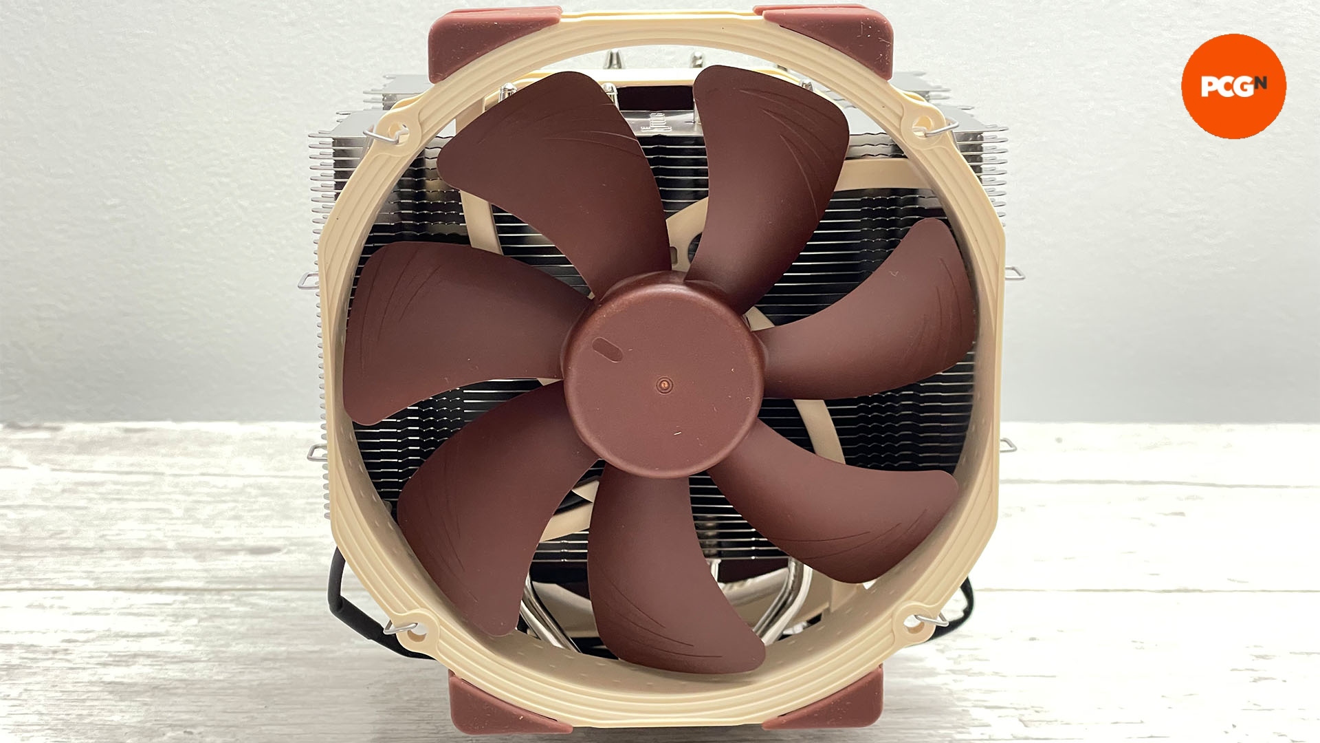 Image d'examen du Noctua NH-D15 montrant le produit de face.  Dans le coin supérieur droit, vous pouvez voir le logo PCGamesN.