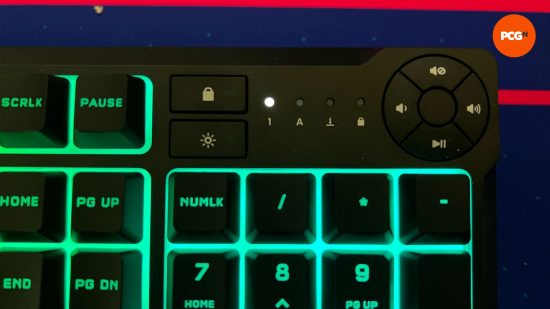 un gros plan des commandes multimédias du corsair k55