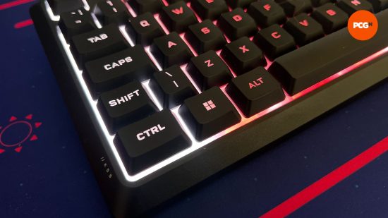 un gros plan incliné du noyau corsair k55 pendant qu'il est éclairé