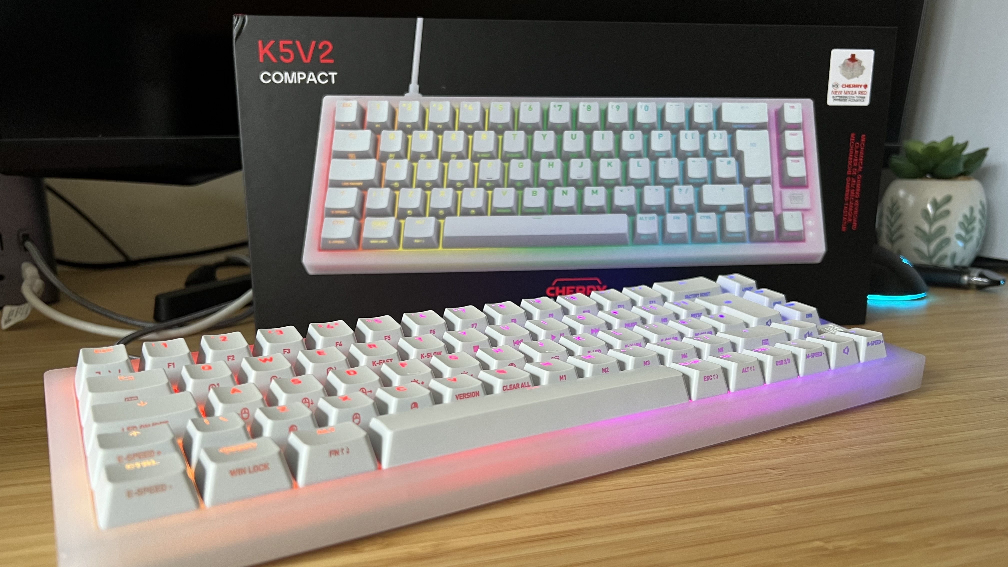 Clavier Cherry XTRFY K5V2 sur un bureau en bois avec boîte en arrière-plan