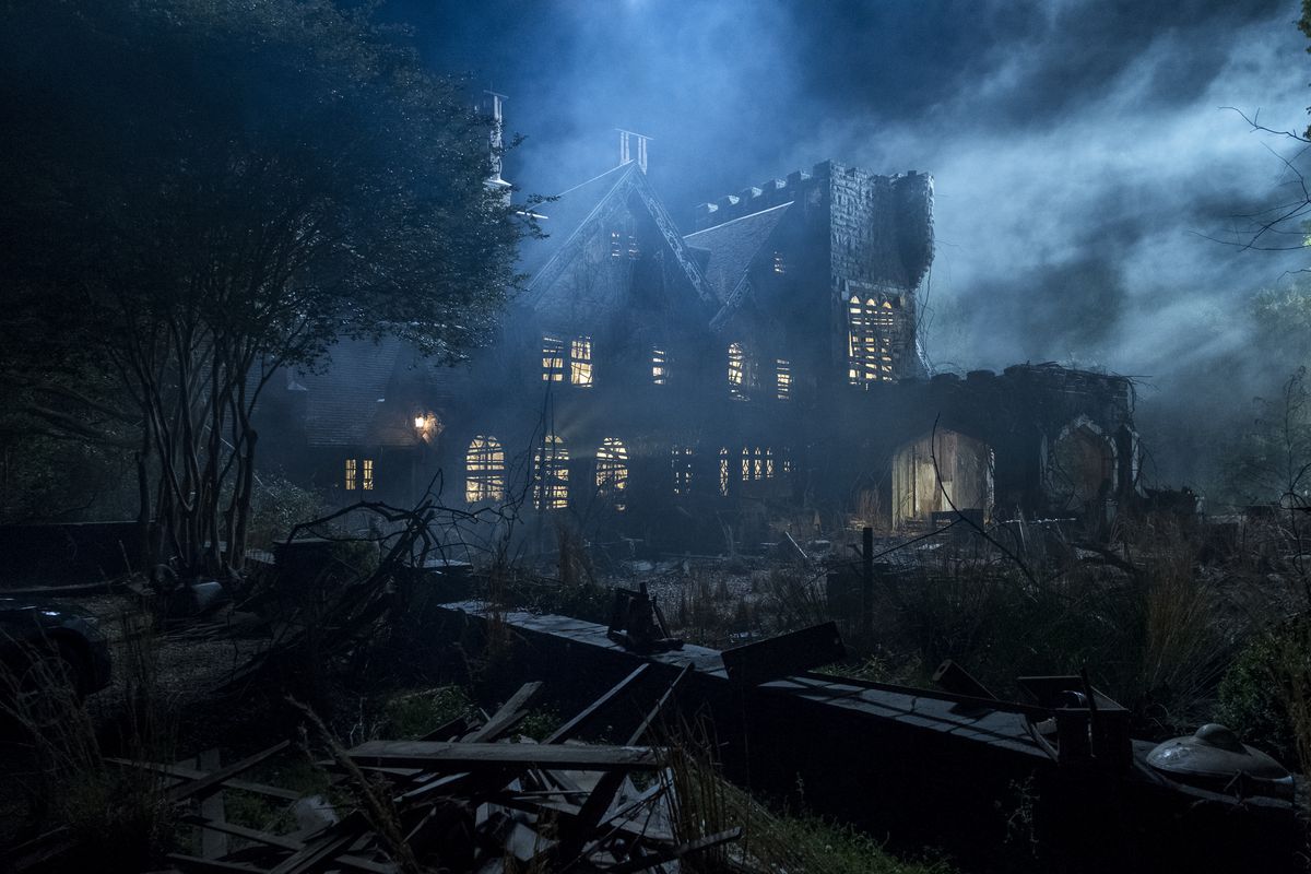 Hill House entourée de brouillard et de clair de lune dans The Haunting of Hill House.