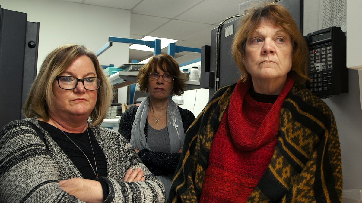 Trois femmes d'âge moyen croisent les bras et regardent hors caméra dans The Keepers