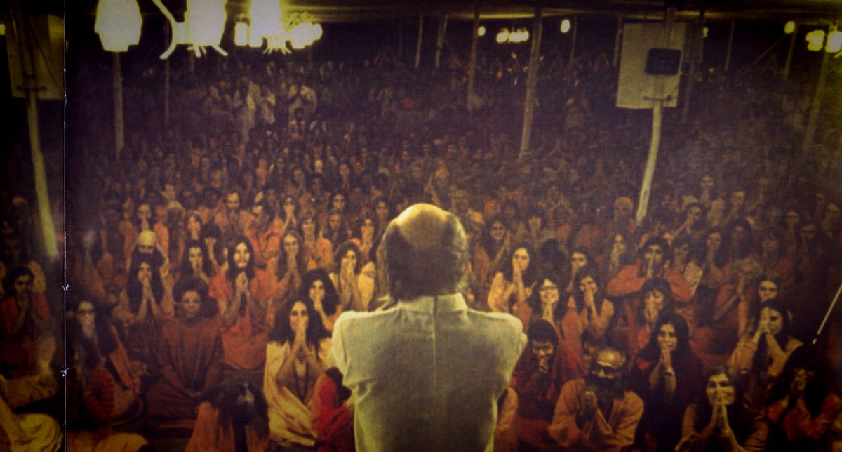 Une image légèrement granuleuse et plus ancienne d'une réunion dirigée par Guru Bhagwan Shree Rajneesh de Wild Wild Country