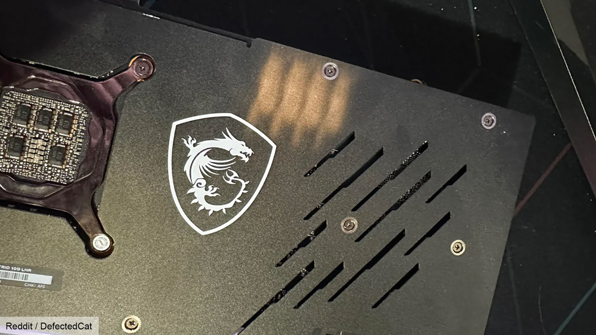 Carte graphique MSI Gaming X Trio RTX 3080 avec gravure de mémoire RVB sur la plaque arrière