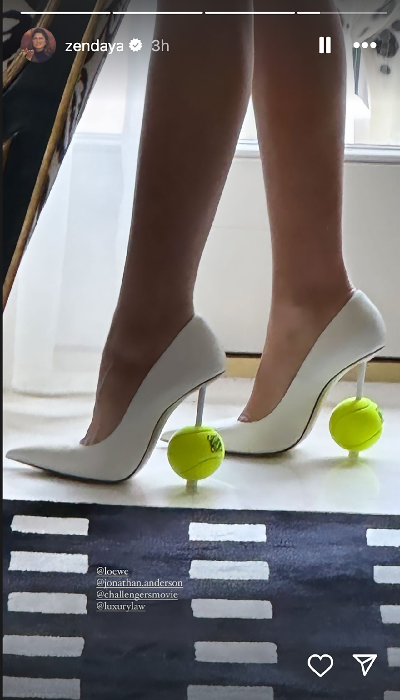 Des stillettos avec des balles de tennis coincées dedans pour le tapis rouge des Challengers.