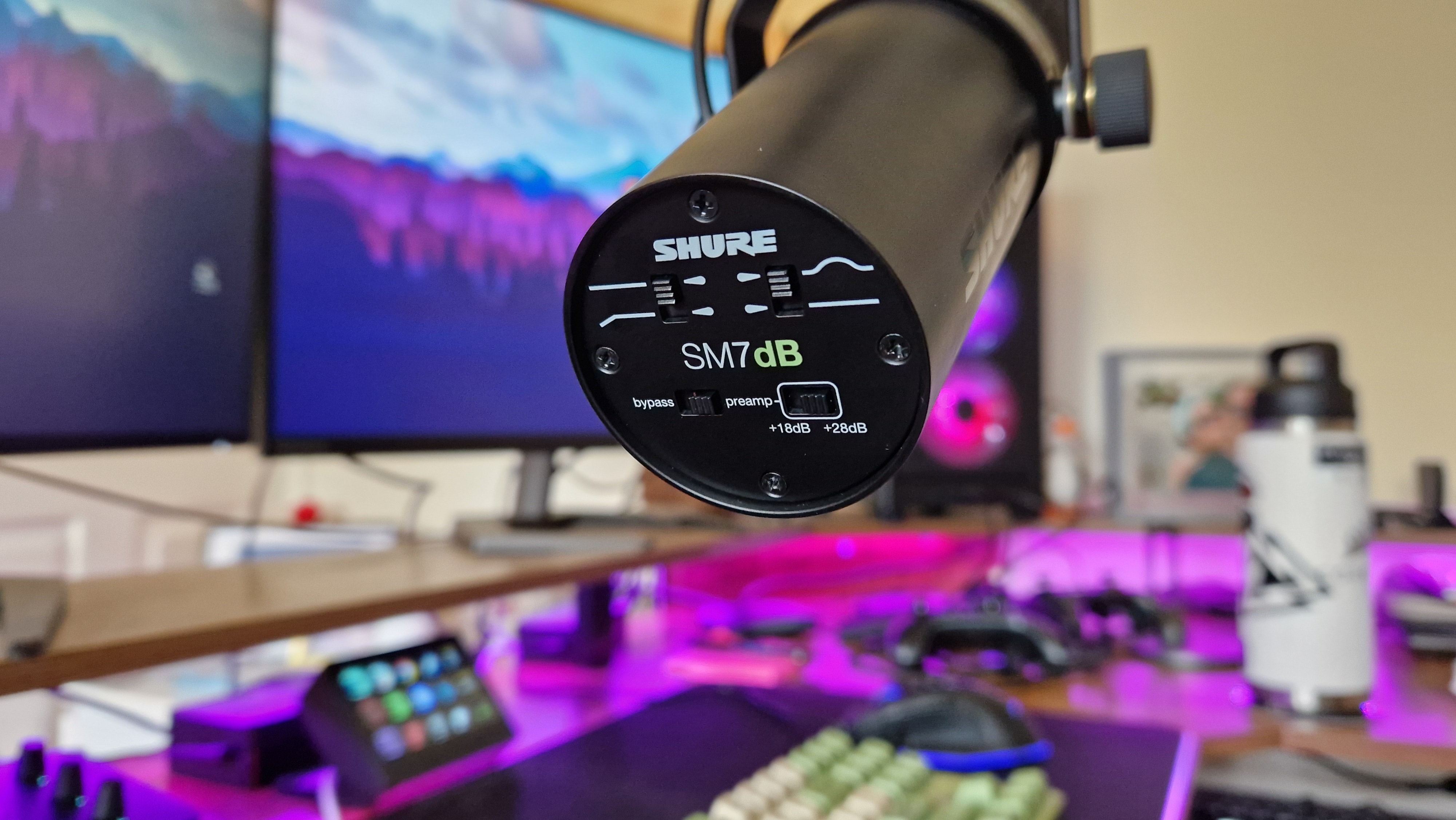 Commutateurs de commande du Shure SM7dB en bas du microphone