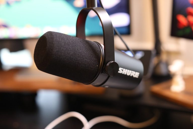 Shure MV7+ : le meilleur micro podcast USB s’améliore