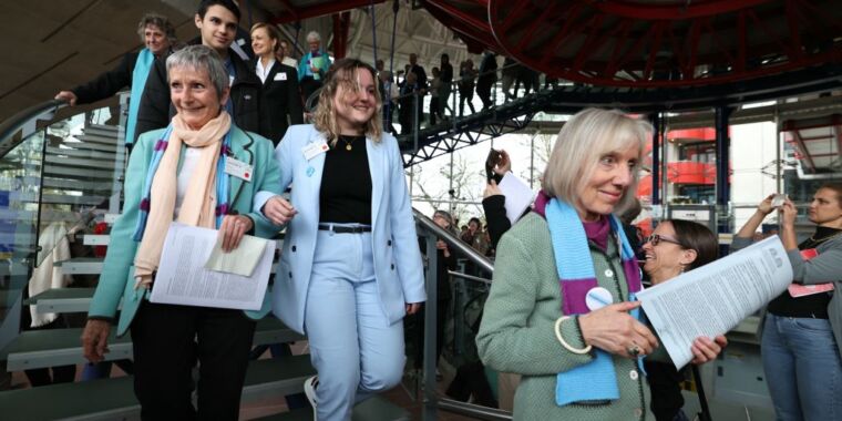 2 000 femmes seniors remportent « la plus grande victoire possible » dans une affaire climatique historique