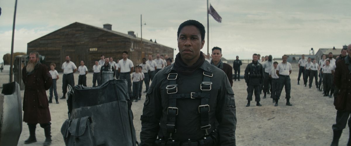 Maximus (Aaron Moten) debout dans son uniforme d'écuyer