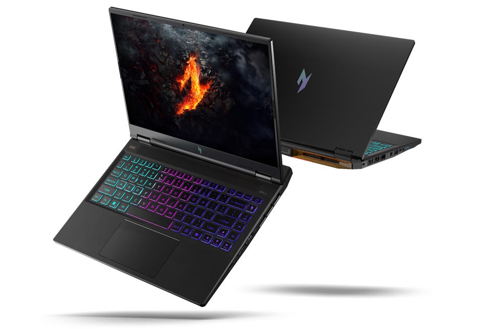 Image marketing du produit de l'ordinateur portable de jeu Acer Nitro 14.  Deux modèles flottent de façon spectaculaire dans les airs : l'un tourné vers l'avant avec son écran et son clavier visibles, l'autre (derrière lui) montrant une vue arrière.  Fond bleu grisâtre.