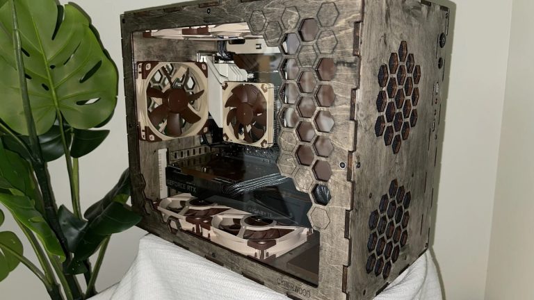 Cette version de PC de jeu sur le thème Noctua semble sortir des bois
