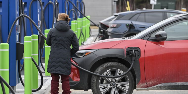 Cette prise est-elle prise ?  L’étiquette de recharge des véhicules électriques fait partie du livre « Modern Manners ».