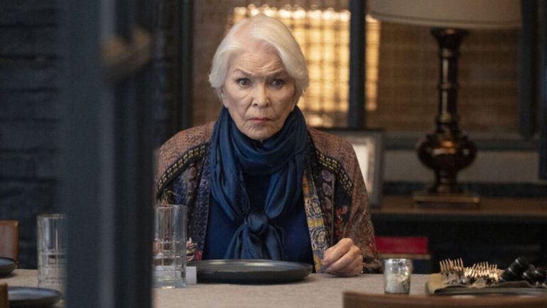 Loi et ordre : la star du crime organisé s'effondre en faisant une scène de combat avec la « légende » Ellen Burstyn : « C'était nécessaire »
