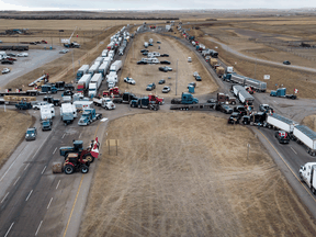 Des camions bloquent la route à Coutts, en Alberta.