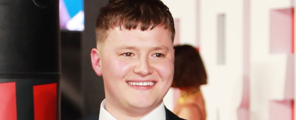 La star de Hollyoaks, Charlie Wernham, partage les retrouvailles de Roscoe avant le retour du spectacle