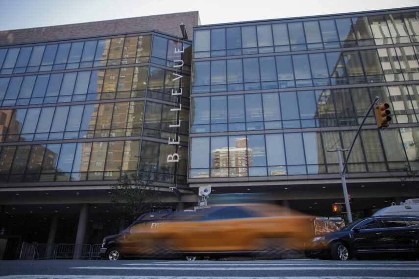 NEW YORK, NY - 25 OCTOBRE : Un taxi passe devant l'hôpital Bellevue où le Dr Craig Spencer, qui a reçu un diagnostic de maladie Ebola, reste en quarantaine, le 25 octobre 2014 à New York.  Spencer, membre de Médecins sans frontières revenu de Guinée à New York il y a 10 jours, a été testé positif au virus Ebola le 23 octobre et est désormais soigné à l'hôpital.