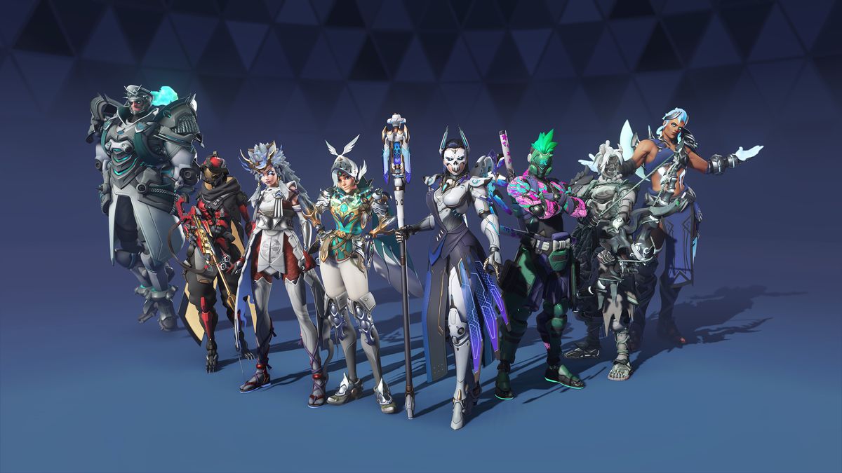 Personnages d'Overwatch 2 Sigma, Ana, Kiriko, Tracer, Mercy, Genji, Hanzo et Junker Queen alignés en formation en V et portant leurs skins mythiques respectifs