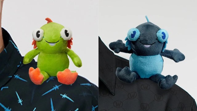 Mini peluches murloc vertes et bleues sur une épaule