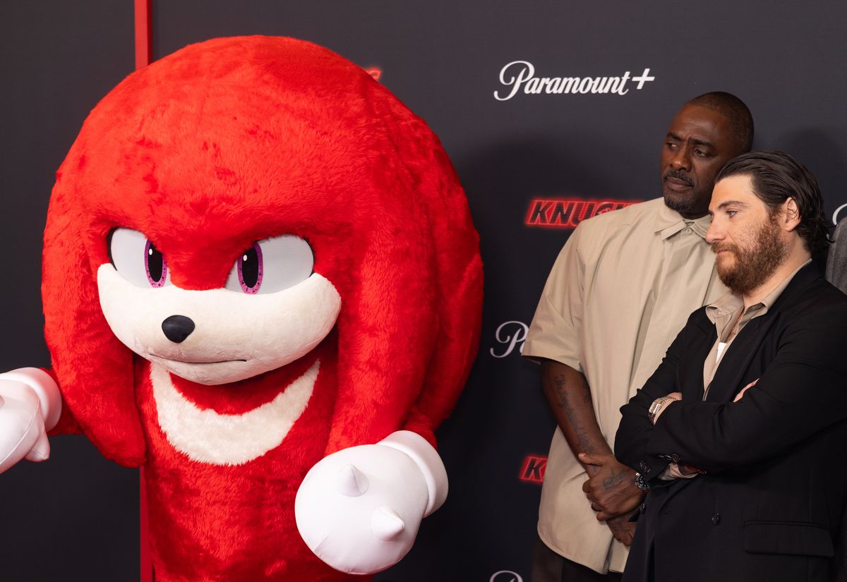 Idris Elba et Adam Pally semblent inquiets pour Knuckles lors de la première