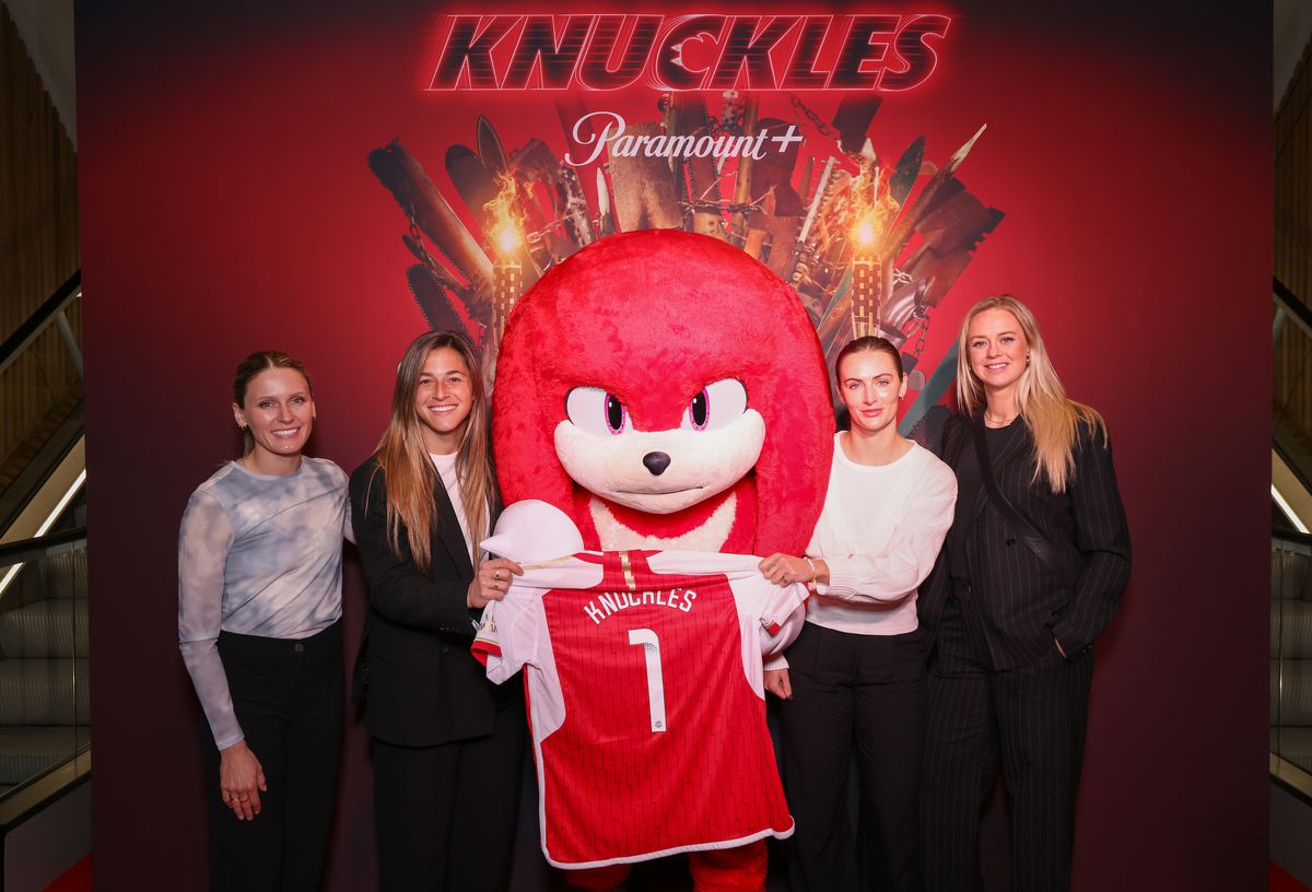 Coups de poing avec les footballeuses Cloé Lacasse, Sabrina D'Angelo, Emily Fox et Amanda Ilestedt