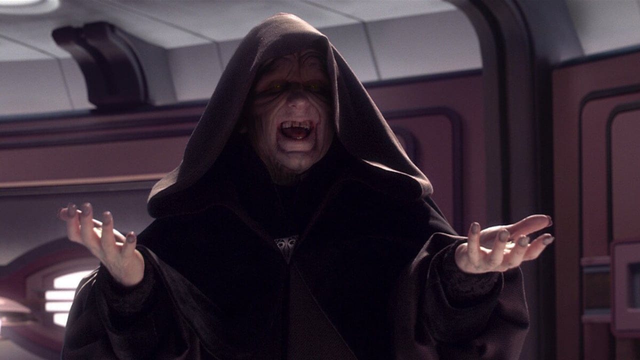 L'empereur Palpatine, vêtu d'une robe sombre à capuche et exprimant sa colère de manière menaçante, les mains levées, apparaît à l'intérieur d'un vaisseau spatial sur le thème de Fortnite.