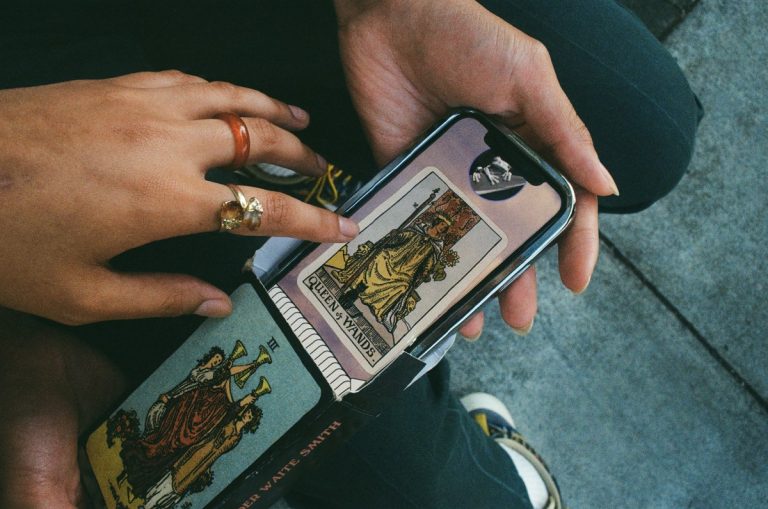 L’artiste de la Silicon Valley Danielle Baskin lance Moonlight, une plateforme de tarot en ligne