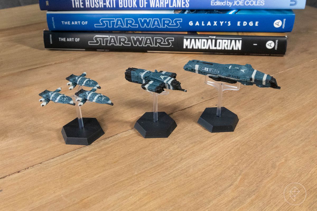 Une photo des répliques de maquettes de navires incluses dans l'édition collector de Homeworld 3.