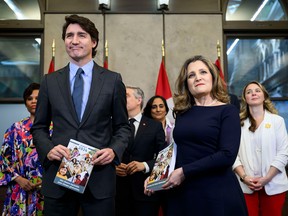 Le premier ministre Justin Trudeau, la ministre des Finances Chrystia Freeland et les ministres du Cabinet.