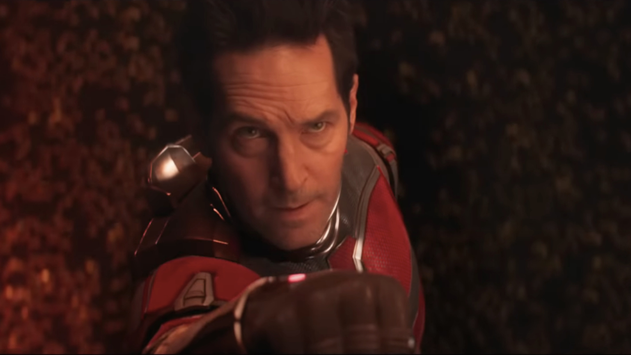 Paul Rudd vise la caméra avec son poing dans Ant-Man et la Guêpe : Quantumanie.