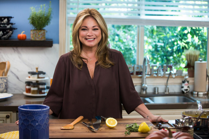 Hôte Valerie Bertinelli comme on le voit dans Valerie's Home Cooking, saison 10