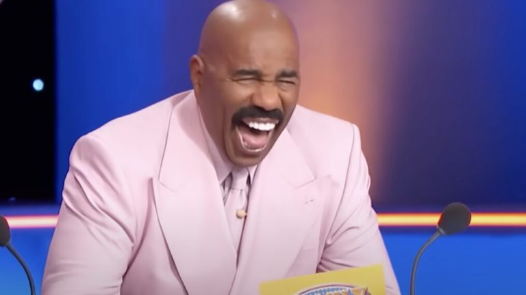 « Family Feud » : découvrez la réaction hilarante de Steve Harvey à la réponse choquante de « épouse » du candidat
