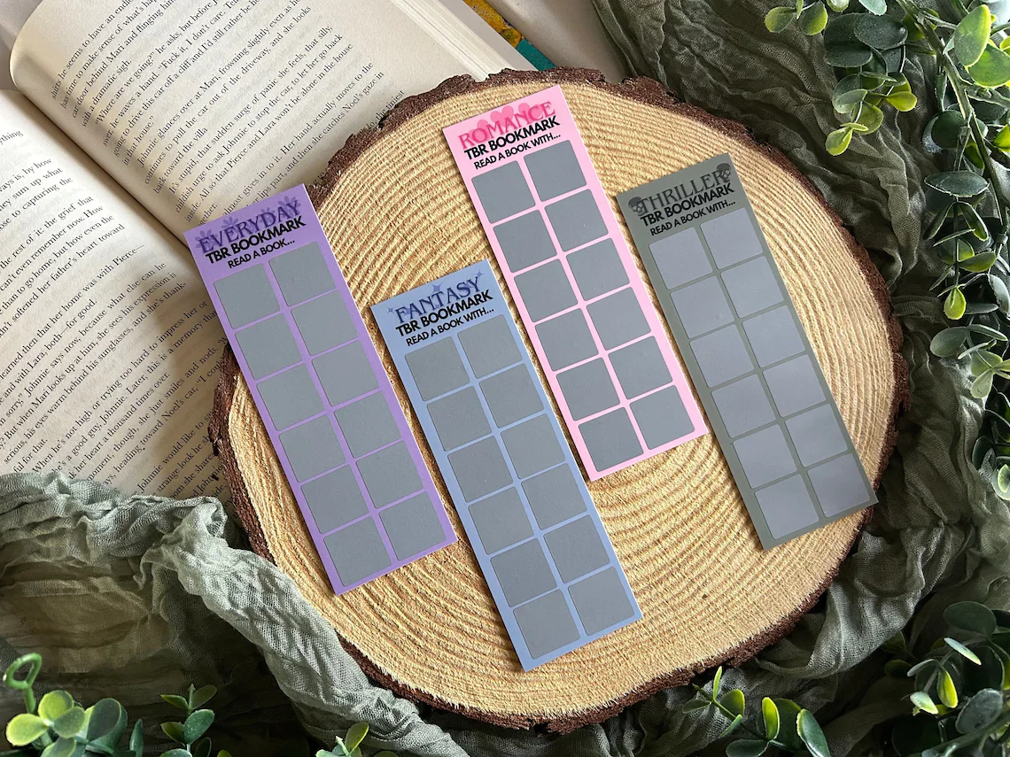 Quatre marque-pages avec petits carrés à gratter