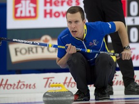 L'Alberta capitaine Brendan Bottcher lors de la finale du Brier Tim Hortons 2021 à Calgary.