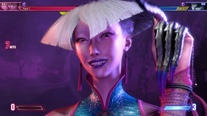 AKI dans Street Fighter 6, un maître poison avec une coupe de cheveux dramatique et des ongles pointus.