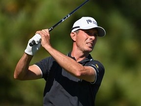 Mike Weir du Canada prend le départ sur le 2e trou lors de la ronde finale de la Dominion Energy Charity Classic au Country Club of Virginia le 22 octobre 2023 à Richmond, en Virginie.