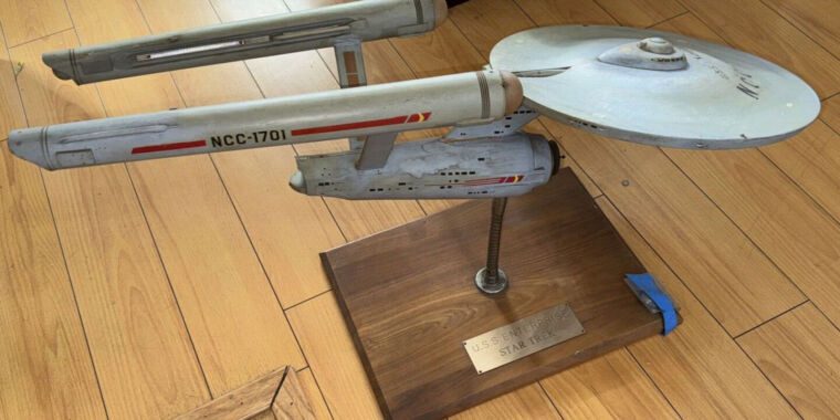 Un modèle perdu depuis longtemps de l’USS Enterprise est revenu à la famille Roddenberry