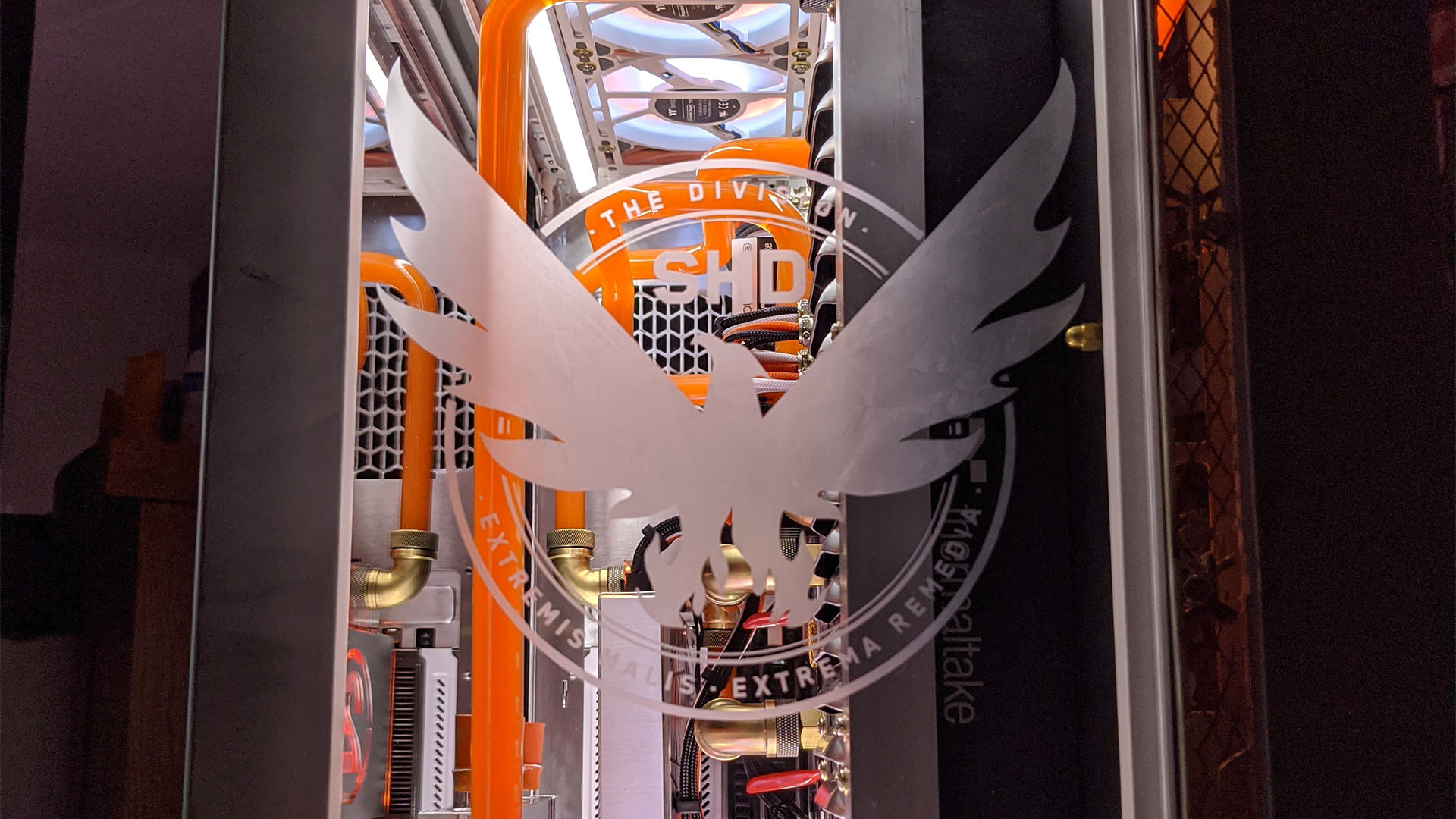 La gravure d'un logo The Division 2 sur la façade d'un PC de jeu