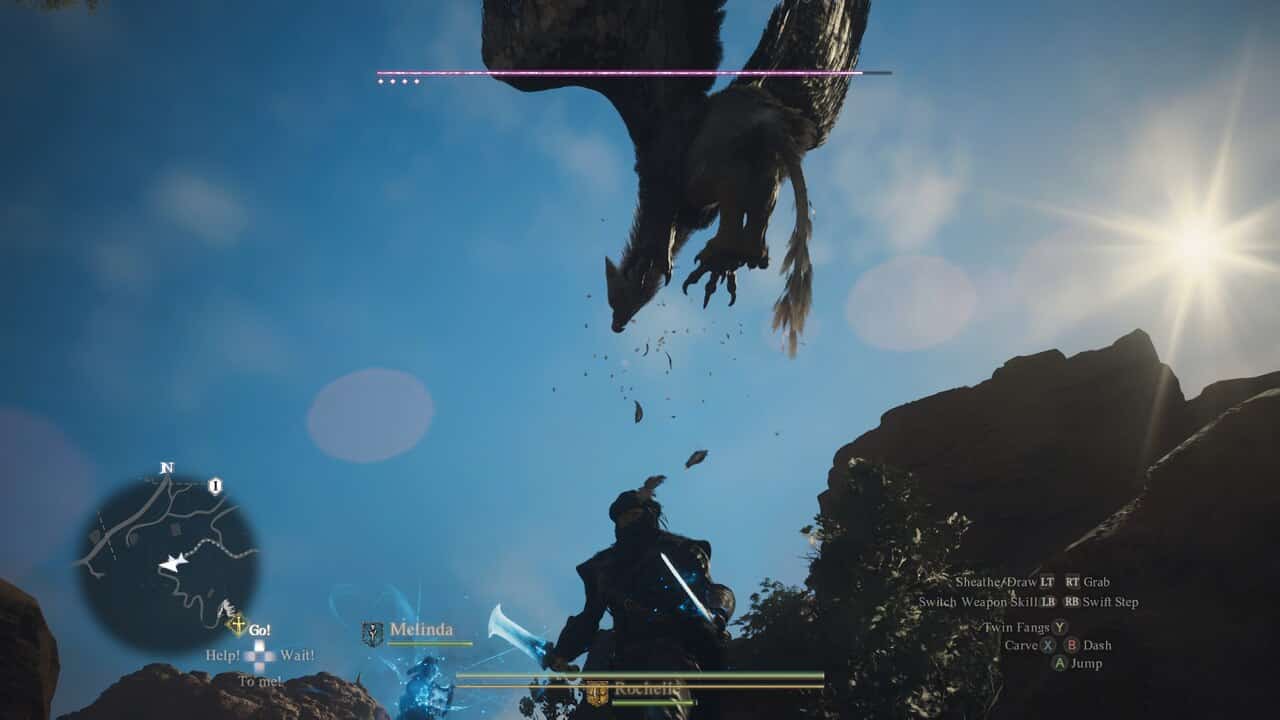 Dragon's Dogma 2 est génial, si vous prenez votre temps : un griffon volant dans un ciel bleu au-dessus d'un joueur dans Dragon's Dogma 2.