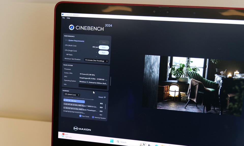 Une photo du Snapdragon X Plus atteignant 852 lors du test du processeur multicœur de Cinebench 2024. 