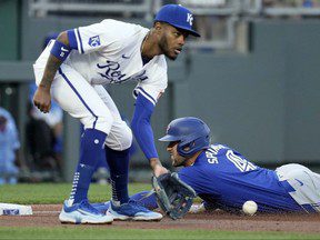 Une erreur coûteuse de Vlad Jr. gâche la sortie encourageante de Gausman lors de la défaite des Jays contre les Royals