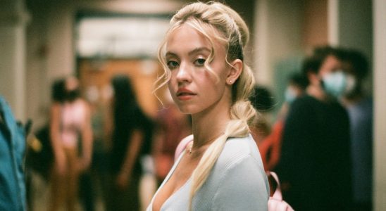 L'été de Sydney Sweeney continue alors qu'elle portait un bikini noir alors qu'elle était « suspendue à Hawaï »