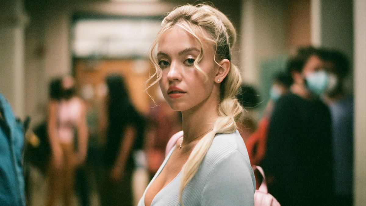 L'été de Sydney Sweeney continue alors qu'elle portait un bikini noir alors qu'elle était « suspendue à Hawaï »
