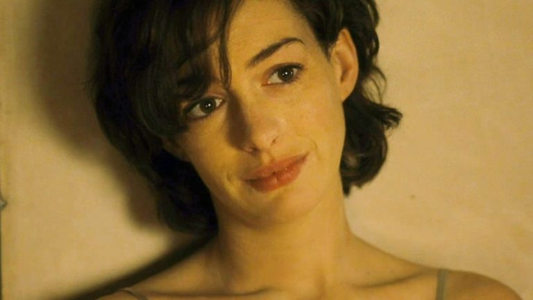 Après qu'Anne Hathaway ait déclaré qu'elle avait été forcée de s'embrasser avec tout un tas de mecs lors d'une audition à Hollywood, ses directeurs de casting nient que ce soit eux
