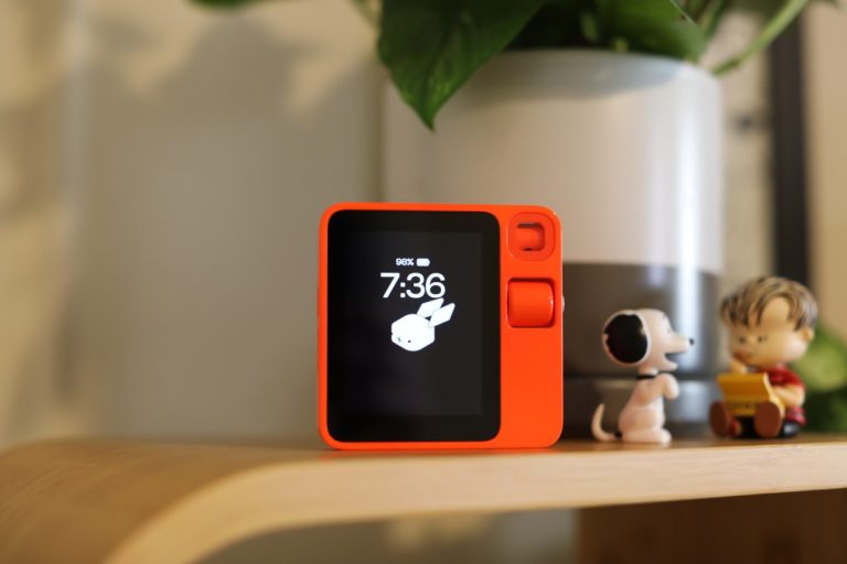 Rabbit’s R1 est un petit gadget IA qui grandit sur vous