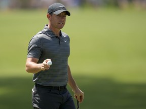 Rory McIlroy, d'Irlande du Nord, fait la vague après avoir effectué un putt sur le sixième trou lors de la deuxième partie du tournoi de golf RBC Heritage, le vendredi 19 avril 2024, à Hilton Head Island, SC