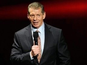 Vince McMahon prend la parole lors d'une conférence de presse.