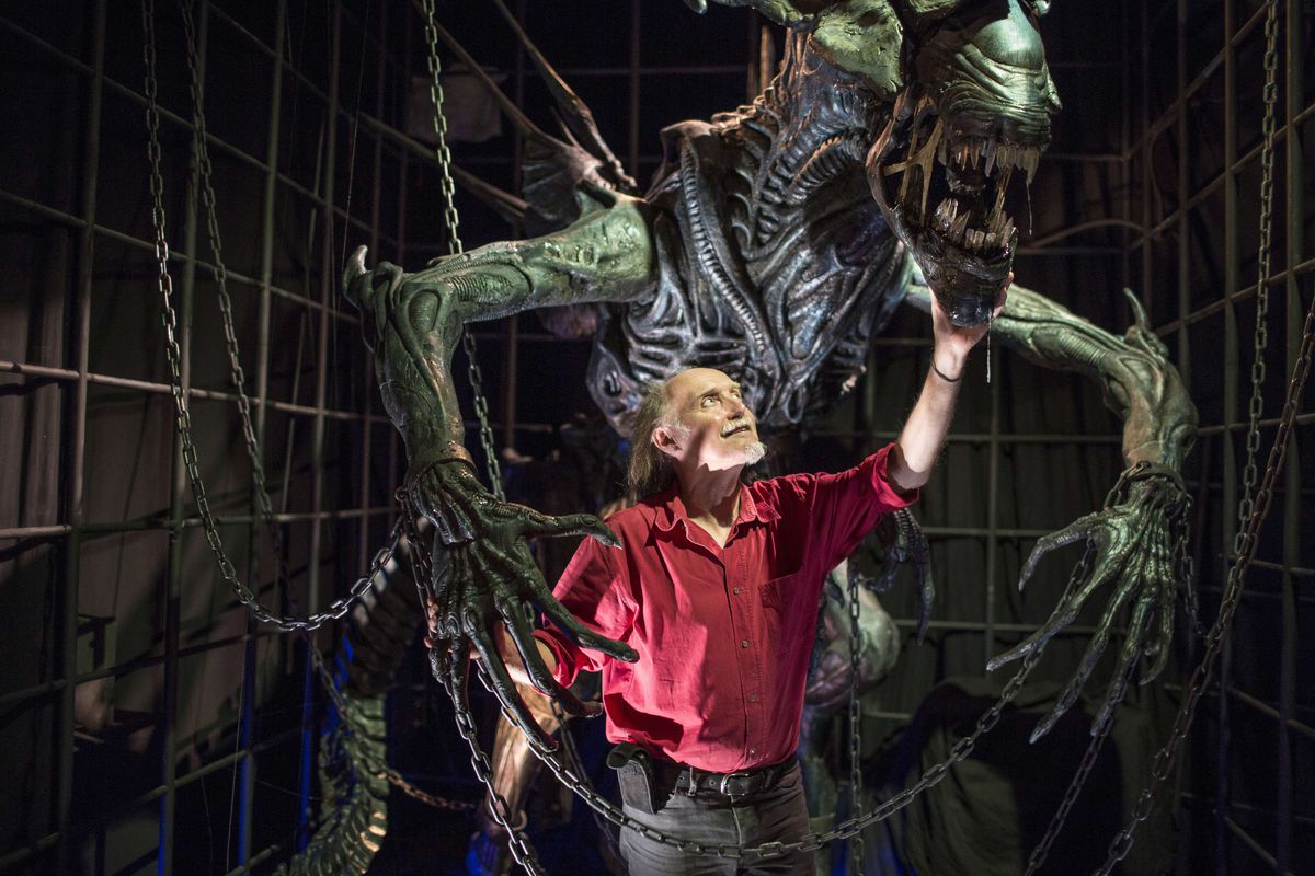 Dan Ohlmann, miniaturiste et fondateur du musée « Miniature et Cinéma » de Lyon, pose avec la version restaurée de l'accessoire Alien Queen du film Aliens de James Cameron