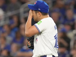 Le lanceur partant des Blue Jays, Yusei Kikuchi, réagit lors de la deuxième manche de la MLB contre les Dodgers à Toronto, le samedi 27 avril 2024.