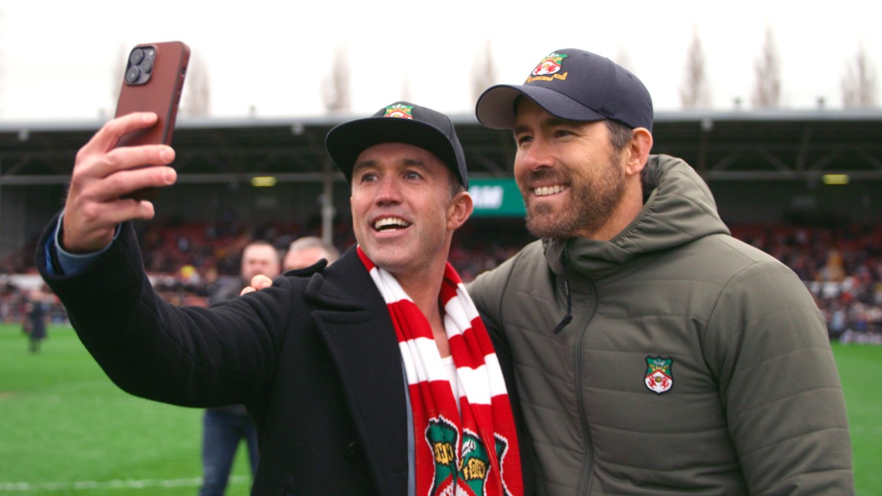 Rob McElhenney et Ryan Reynolds dans Bienvenue à Wrexham.