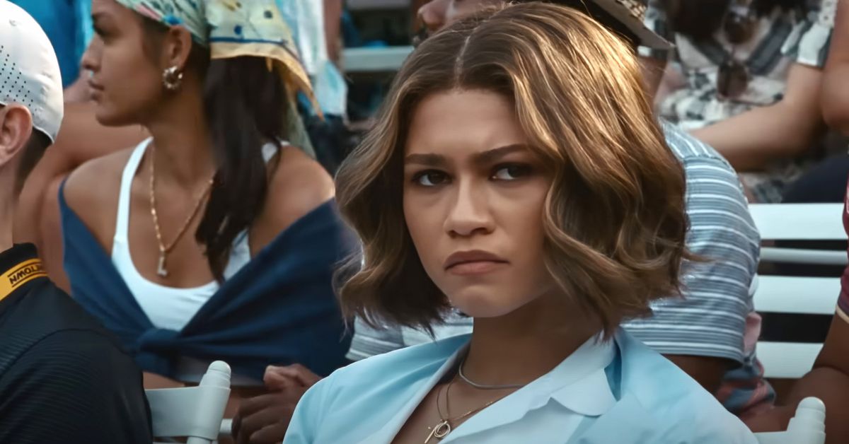 Tashi (Zendaya) a l'air sérieux dans les tribunes lors du dernier match des challengers